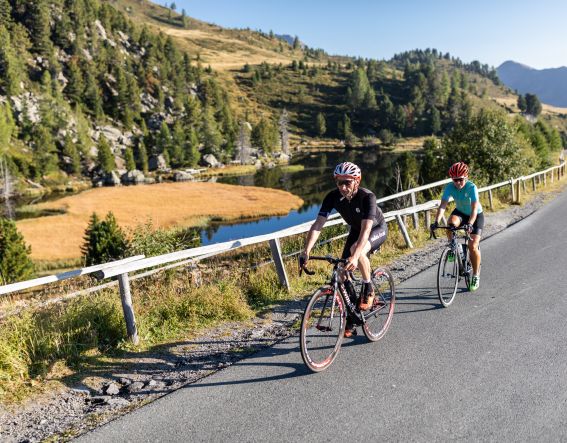Mit dem Rennrad vorbei am Bergsee in den Nockbergen