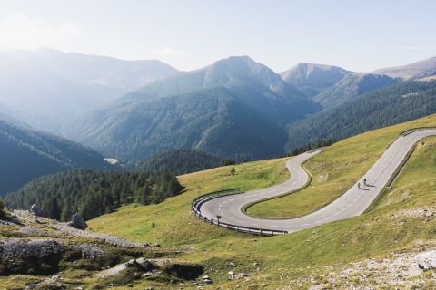 Serpentinen so weit das Auge reicht - Rennradurlaub in den Alpen