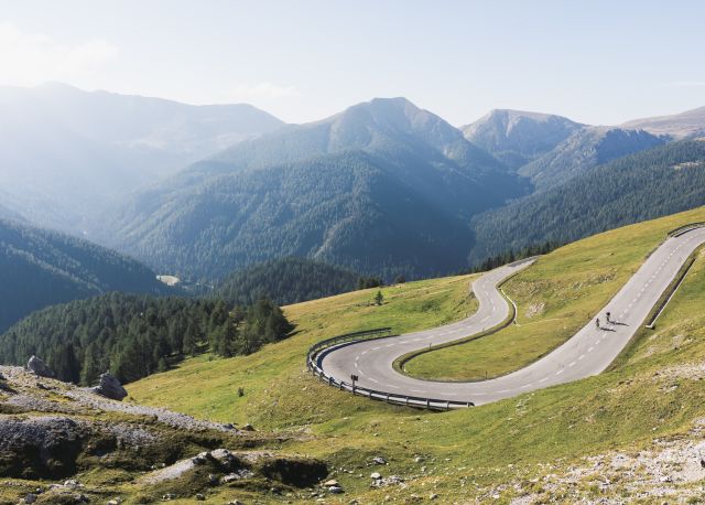 Les hôtels Explorer sont le camp de base idéal pour les sportifs. Cyclisme dans les montagnes des Nockberge en Carinthie, Autriche.