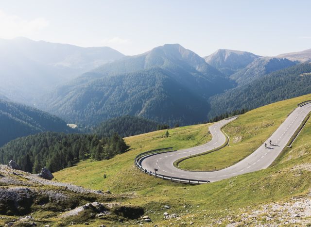 Serpentinen so weit das Auge reicht - Rennradurlaub in den Alpen