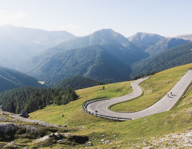 Hotele Explorer to idealna baza wypadowa dla sportowców. W drodze na rowerze szosowym po górach Nock w Karyntii w Austrii.