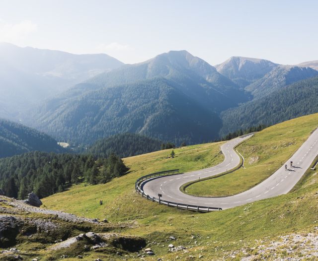 De Explorer Hotels zijn de perfecte uitvalsbasis voor sporters. Op pad met je racefiets in het Nockgebergte in Karinthië, Oostenrijk.
