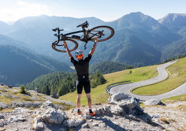 Országúti kerékpárral az alpesi úton. Élvezze a Nockberge-hegység szépségeit karintiai nyaralása alatt, az Explorer Hotel Bad Kleinkirchheimben.