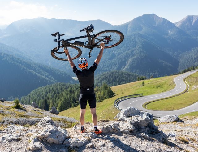 Sulla Strada delle Alpi in bici da corsa. Godetevi i monti Nockberge durante la vostra vacanza in Carinzia, all'Explorer Hotel Bad Kleinkirchheim.