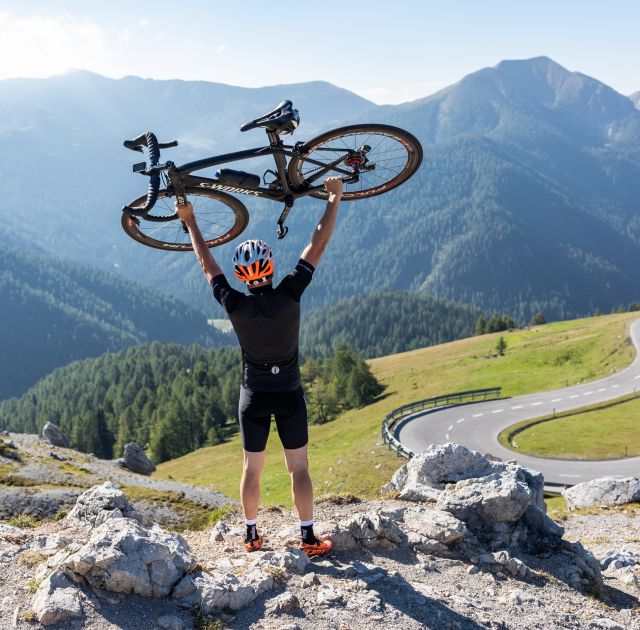 Po Alpské stezce na silničním kole. Užijte si Nockberge během své dovolené v Korutanech v Explorer Hotelu Bad Kleinkirchheim.