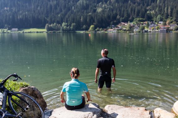 Während der Fahrradtour kurz die Beine im See in Kärnten erfrischen