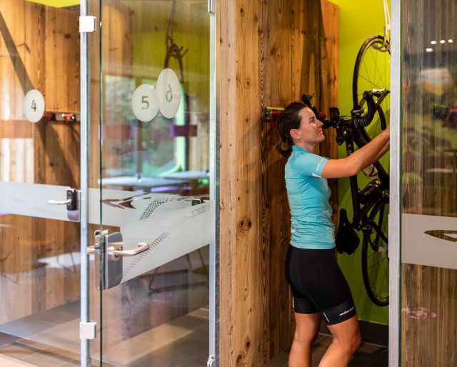 Dans cet hôtel sportif, votre vélo ou vos skis peuvent y passer la nuit en toute tranquillité. Chauffés et sécurisés, ils sont situés dans le hall.