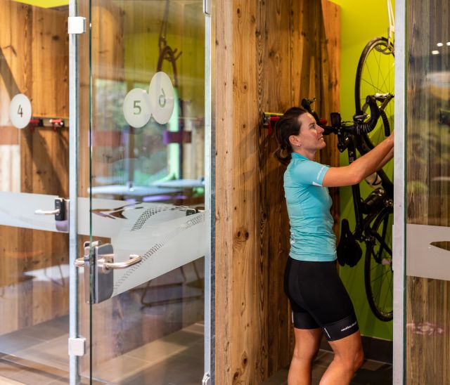 In questo hotel sportivo, potrete anche depositare comodamente la vostra bicicletta o i vostri sci. Il deposito, riscaldato e chiuso a chiave, si trova proprio nella hall.