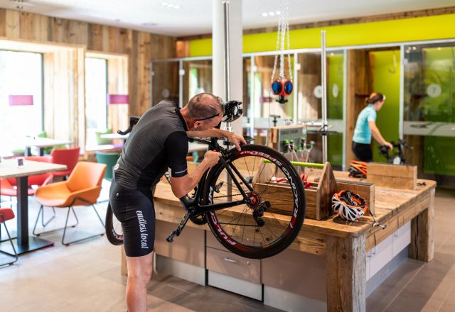 Ciemne piwnice należą już do przeszłości. W Explorer Hotel możesz majsterkować przy swoim rowerze i smarować narty w jasnym salonie.