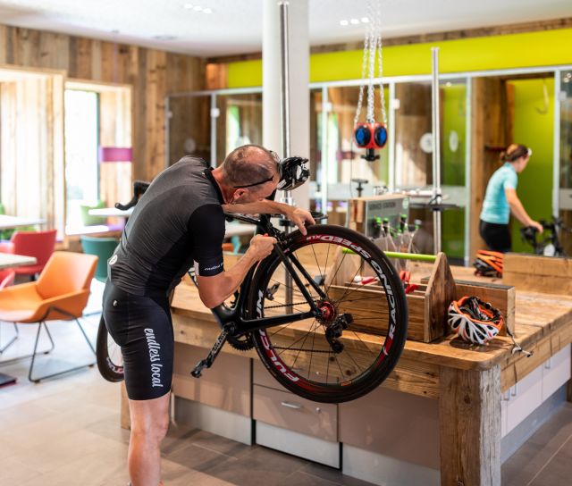 A sötét pincék a múlté. Az Explorer Hotelben a világos társalgóban bütykölhetsz a biciklivel és waxolhatod a síléceidet.