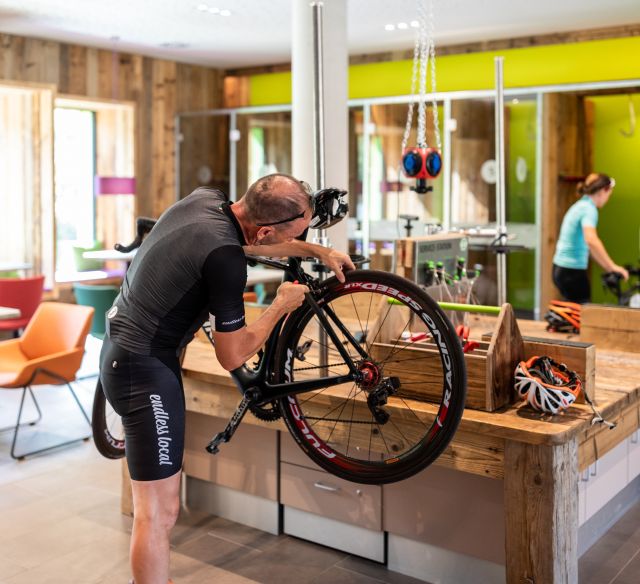 Le cantine buie appartengono ormai al passato. All'Explorer Hotel, potrete armeggiare con la vostra bici e sciolinare gli sci direttamente nella luminosa lounge.