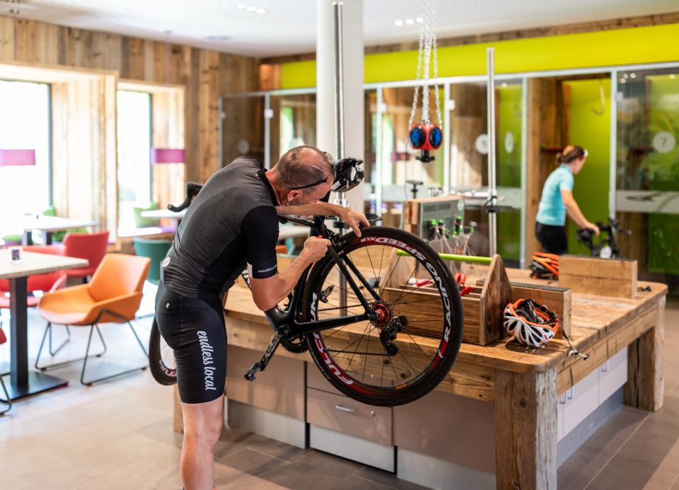 Dunkler Keller war gestern. Im Explorer Hotel schraubst Du am Bike und wachst Deine Ski mitten in der lichtdurchfluteten Lounge.