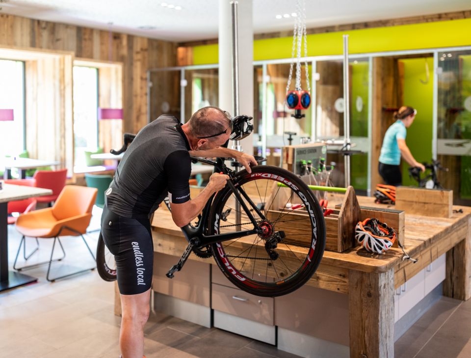 Ciemne piwnice należą już do przeszłości. W Explorer Hotel możesz majsterkować przy swoim rowerze i smarować narty w jasnym salonie.