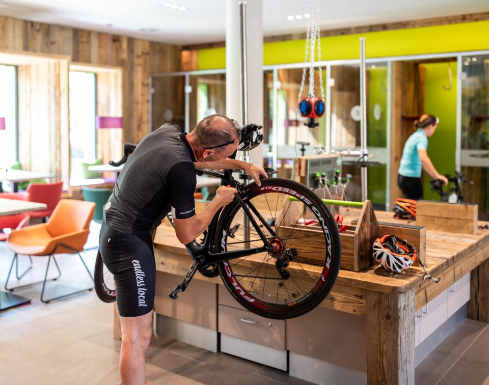 Le cantine buie appartengono ormai al passato. All'Explorer Hotel, potrete armeggiare con la vostra bici e sciolinare gli sci direttamente nella luminosa lounge.