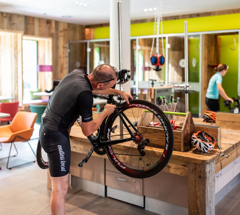 Les sous-sols sombres appartiennent au passé. À l'hôtel Explorer, vous pouvez réparer votre vélo et farter vos skis en plein cœur du salon baigné de lumière.
