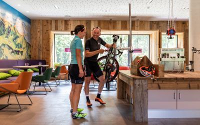 In der Lounge bringst Du das MTB oder Rennrad an der Werkbank wieder auf Vordermann. Das passende Werkzeug liegt bereit.
