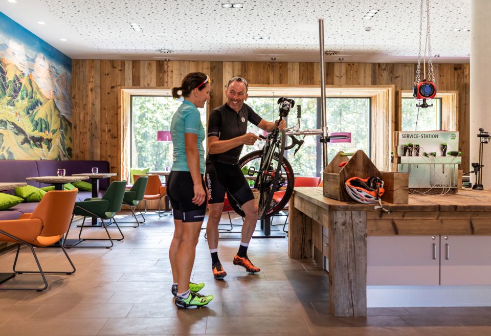 In the lounge, you can get your mountain bike or road bike back into shape at the workbench. The right tools are ready.