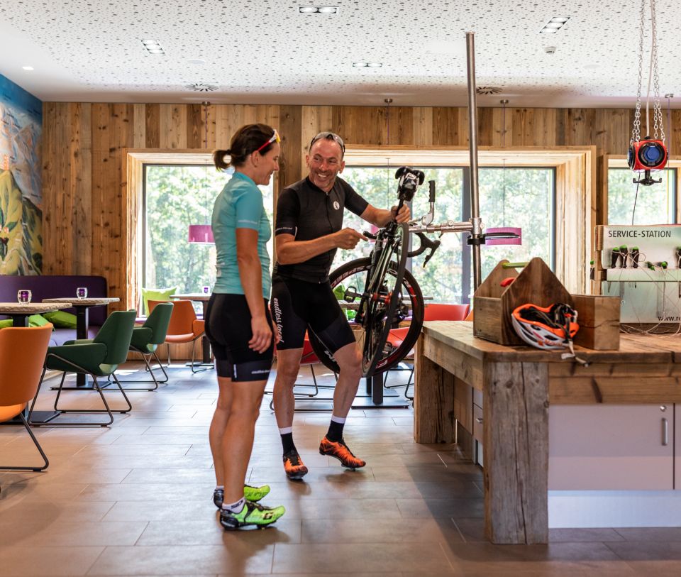 Dans le salon, vous pouvez remettre votre VTT ou votre vélo de route en parfait état grâce à l'établi. Les outils nécessaires sont fournis.