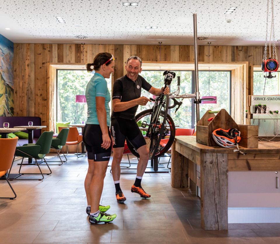 W salonie możesz przywrócić swój rower górski lub szosowy do formy przy stole warsztatowym. Odpowiednie narzędzia są już gotowe.