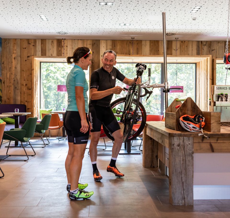 A társalgóban a munkaasztalnál formába hozhatod a hegyi vagy országúti kerékpárodat. A megfelelő szerszámok készen állnak.