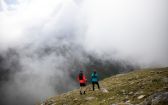 Nebel am Berg beim Trailrunning in den Alpen