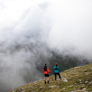 Nebel am Berg beim Trailrunning in den Alpen