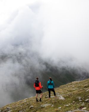 Nebel am Berg beim Trailrunning in den Alpen