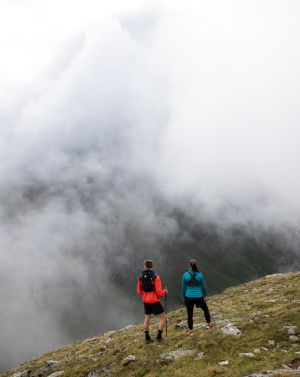 Nebel am Berg beim Trailrunning in den Alpen