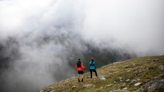 Nebel am Berg beim Trailrunning in den Alpen