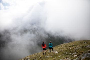 Nebel am Berg beim Trailrunning in den Alpen