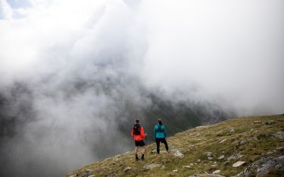 Nebel am Berg beim Trailrunning in den Alpen