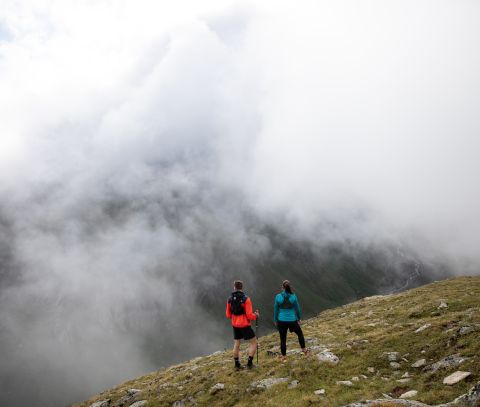 Trail runner nella valle Ötztal, vicino all'Explorer Hotel di Umhausen. Vacanze estive in Tirolo per trail running, escursionismo, ciclismo e tutte le altre attività ricreative che il cuore di un atleta desidera.
