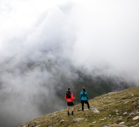 Köd a hegyen, miközben terepfutásban van az Alpokban Terepfutók az Ötz-völgyben, az umhauseni Explorer Hotel közelében. Nyári vakáció Tirolban terepfutáshoz, túrázáshoz, kerékpározáshoz és minden más szabadidős tevékenységhez, amire egy sportoló szíve vágyik.