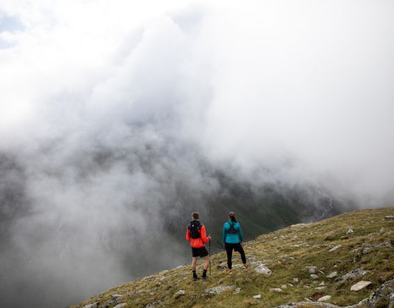 Nebel am Berg beim Trailrunning in den Alpen