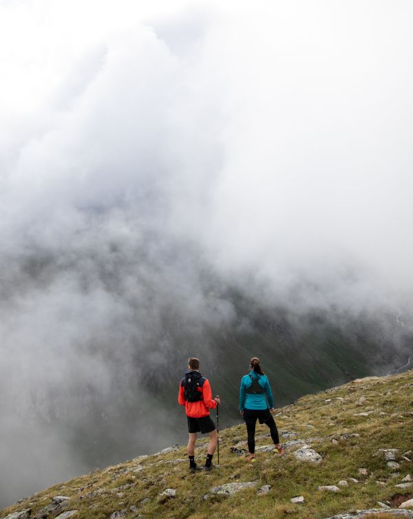 Nebel am Berg beim Trailrunning in den Alpen