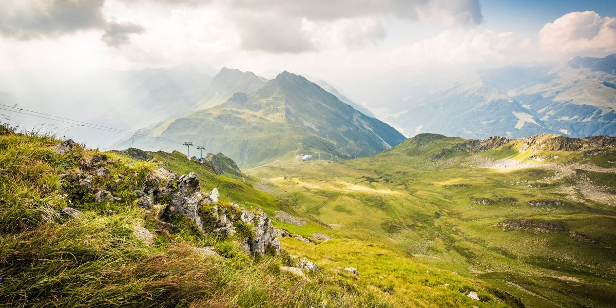 Wanderschuhe geschnürt und los gehts. Im Wanderurlaub im Explorer Hotel Montafon erwarten Dich traumhafte Wanderungen und gigantische Aussichten wie z.b. hier auf die Zamangspitze.