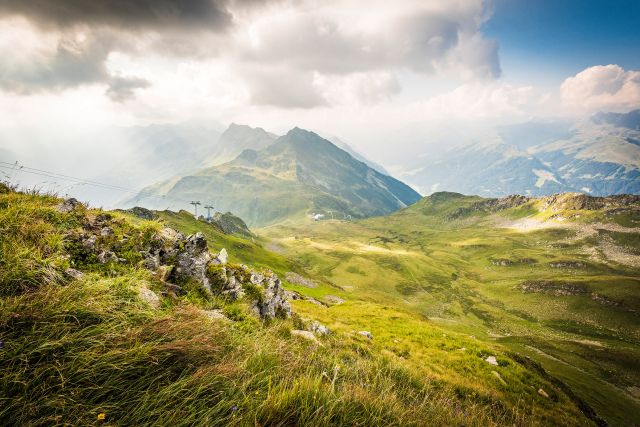 Wanderschuhe geschnürt und los gehts. Im Wanderurlaub im Explorer Hotel Montafon erwarten Dich traumhafte Wanderungen und gigantische Aussichten wie z.b. hier auf die Zamangspitze.