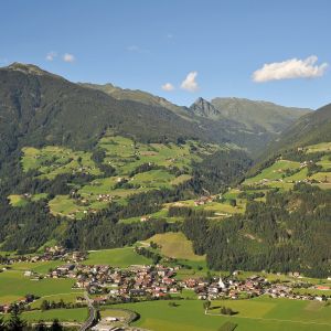 Ortsansicht Stumm und der Stummerberg im Sommer Wanderung auf den Hamberg im Zillertal - ein Muss für Deinen Wanderurlaub in Zillertal