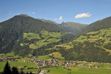 Ortsansicht Stumm und der Stummerberg im Sommer