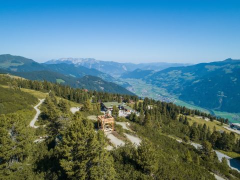 Během letní dovolené podél Zillertalské vysokohorské silnice projedete kolem několika krásných míst, jako je například Hubertusweg.