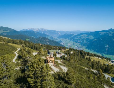 A Zillertal magas alpesi úton töltött nyári vakációja során néhány gyönyörű hely mellett halad el, például a Hubertusweg mellett.
