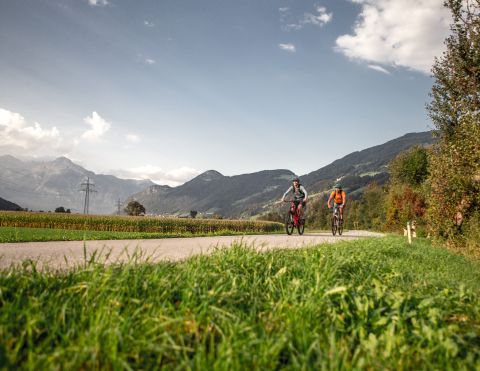 La piste cyclable longe la voie ferrée à travers toute la vallée du Zillertal, en passant par Kaltenbach, Mayerhofen et bien d'autres localités.