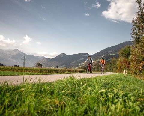 La pista ciclabile attraversa l'intera valle Zillertal lungo i binari della ferrovia, passando per Kaltenbach, Mayerhofen e molto altro ancora.