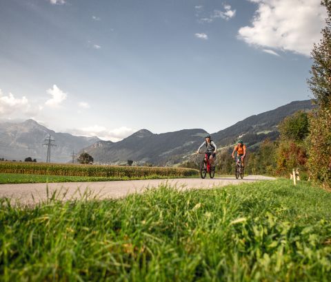 Het fietspad loopt door het gehele Zillertal langs de spoorlijn, langs Kaltenbach, Mayerhofen en nog veel meer.