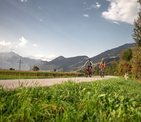 La piste cyclable longe la voie ferrée à travers toute la vallée du Zillertal, en passant par Kaltenbach, Mayerhofen et bien d'autres localités.