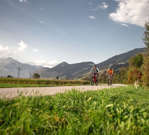 Trasa rowerowa biegnie przez całą dolinę Zillertal wzdłuż torów kolejowych, mijając Kaltenbach, Mayerhofen i wiele innych miejscowości.