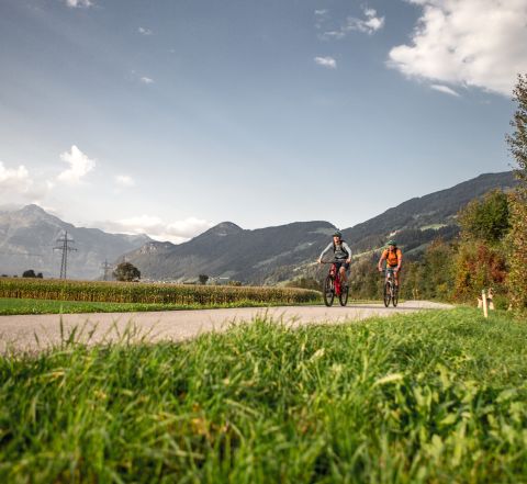 Het fietspad loopt door het gehele Zillertal langs de spoorlijn, langs Kaltenbach, Mayerhofen en nog veel meer.