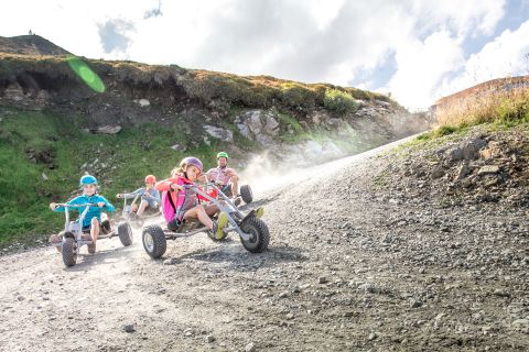 Rase mit den Mountaincarts den Berg Spieljoch im Zillertal hinunter. So sieht ein perfekter Familienurlaub im Zillertal aus.