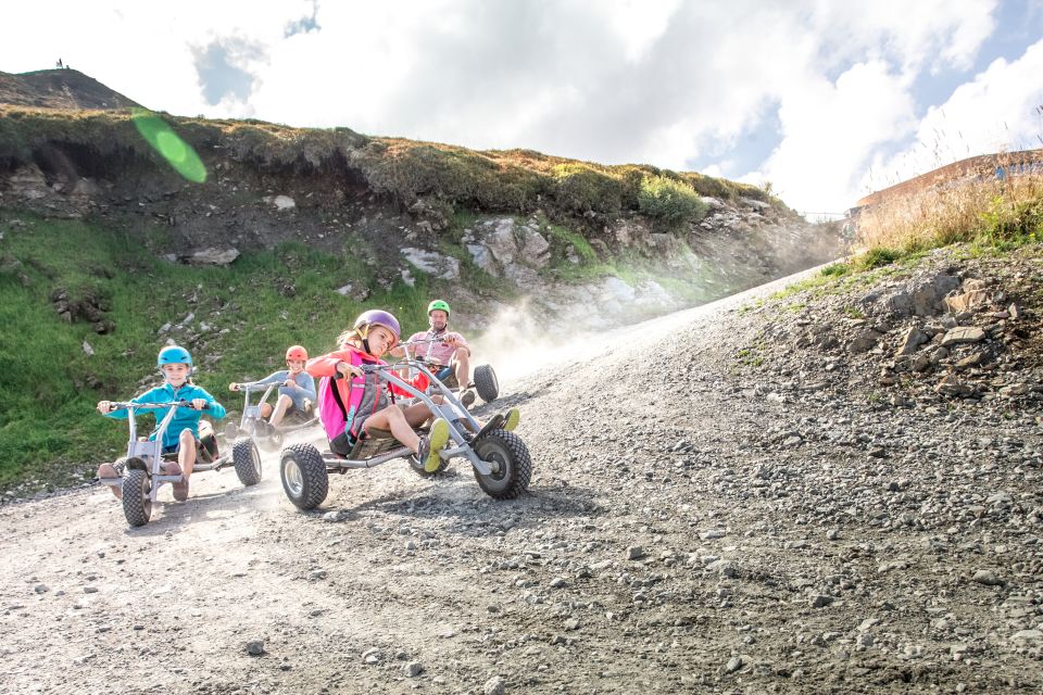 Rase mit den Mountaincarts den Berg Spieljoch im Zillertal hinunter. So sieht ein perfekter Familienurlaub im Zillertal aus.