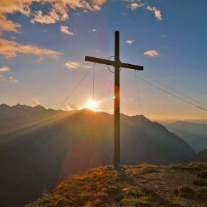 Sonnenuntergang am Narrenkogel Besonderer Tipp für den Sommerurlaub: Wanderung zum Sonnenuntergang auf den Narrenkogel bei Niederthai